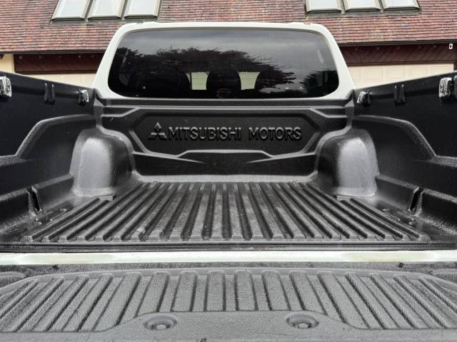 2015 Mitsubishi L200 2.4 Double Cab DI-D 178 Warrior 4WD